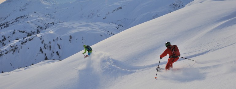 Two skiers between Warth and Lech