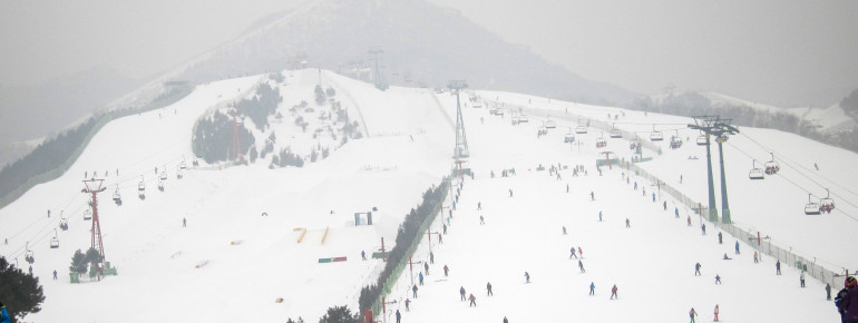 Wintersport in einem Skigebiet bei Peking.