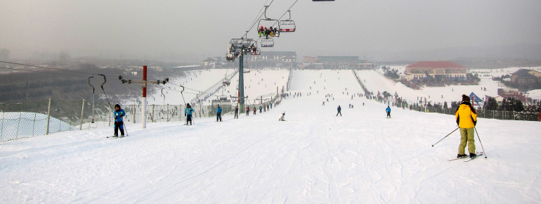 Breite Pisten im Skigebiet Nanshan nahe Peking