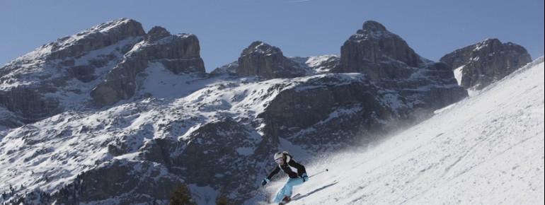 Skifahren vor der beeindruckenden Kulisse der Dolomiten