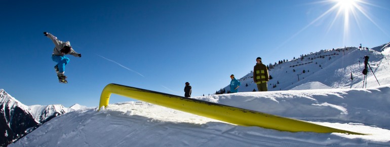 Freestyler vergnügen sich im Snowpark Gastein