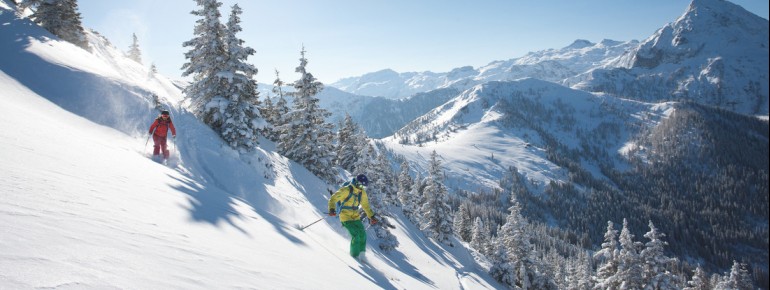 Skifahrer bei der Tiefschneeabfahrt